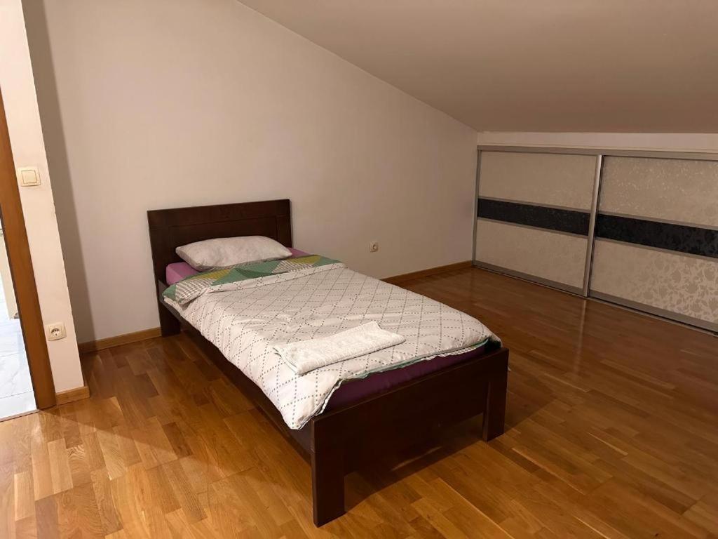 Rooms Near The Airport Sarajevo Ngoại thất bức ảnh